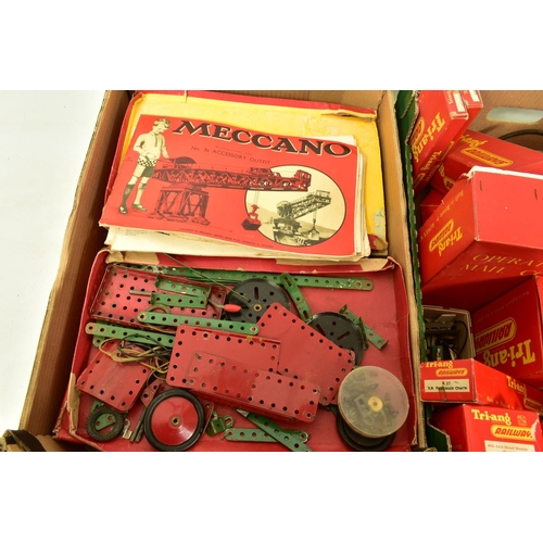 197 - A QUANTITY OF BOXED TRI-ANG OO GAUGE MODEL RAILWAY ITEMS, to include R1X train set, comprising Princ... 