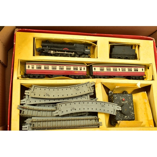 197 - A QUANTITY OF BOXED TRI-ANG OO GAUGE MODEL RAILWAY ITEMS, to include R1X train set, comprising Princ... 