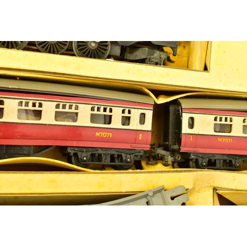 197 - A QUANTITY OF BOXED TRI-ANG OO GAUGE MODEL RAILWAY ITEMS, to include R1X train set, comprising Princ... 