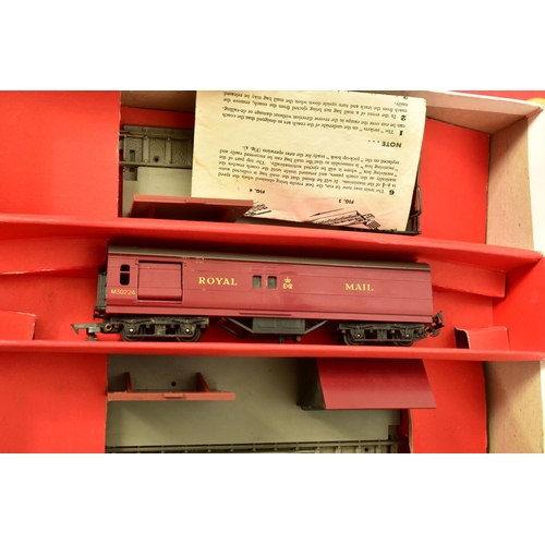 197 - A QUANTITY OF BOXED TRI-ANG OO GAUGE MODEL RAILWAY ITEMS, to include R1X train set, comprising Princ... 