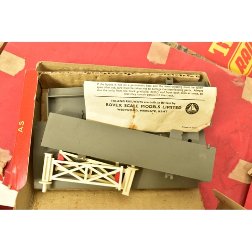 197 - A QUANTITY OF BOXED TRI-ANG OO GAUGE MODEL RAILWAY ITEMS, to include R1X train set, comprising Princ... 