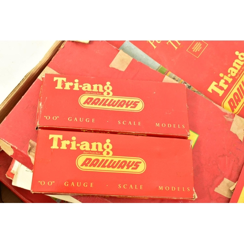 197 - A QUANTITY OF BOXED TRI-ANG OO GAUGE MODEL RAILWAY ITEMS, to include R1X train set, comprising Princ... 