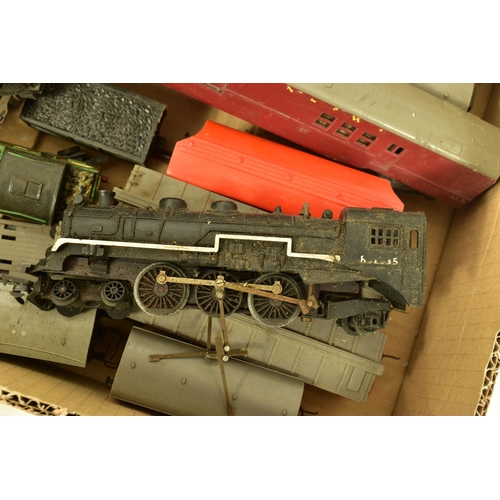 198 - A QUANTITY OF UNBOXED AND ASSORTED MAINLY TRI-ANG OO GAUGE MODEL RAILWAY ITEMS, all in playworn cond... 