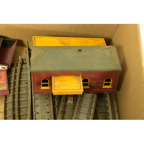 198 - A QUANTITY OF UNBOXED AND ASSORTED MAINLY TRI-ANG OO GAUGE MODEL RAILWAY ITEMS, all in playworn cond... 