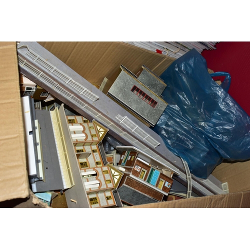 199 - A QUANTITY OF CONSTRUCTED OO/HO GAUGE LINESIDE BUILDINGS, quantity of model railway and Hobbies maga... 