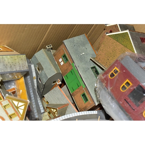 199 - A QUANTITY OF CONSTRUCTED OO/HO GAUGE LINESIDE BUILDINGS, quantity of model railway and Hobbies maga... 