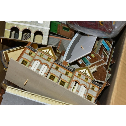 199 - A QUANTITY OF CONSTRUCTED OO/HO GAUGE LINESIDE BUILDINGS, quantity of model railway and Hobbies maga... 