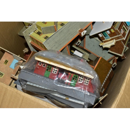 199 - A QUANTITY OF CONSTRUCTED OO/HO GAUGE LINESIDE BUILDINGS, quantity of model railway and Hobbies maga... 