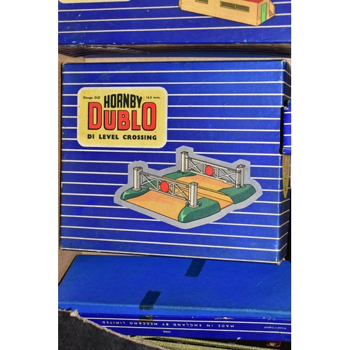 202 - A QUANTITY OF BOXED AND UNBOXED HORNBY DUBLO ROLLING STOCK AND ACCESSORIES, to include boxed D1 Thro... 