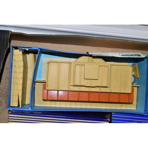 202 - A QUANTITY OF BOXED AND UNBOXED HORNBY DUBLO ROLLING STOCK AND ACCESSORIES, to include boxed D1 Thro... 