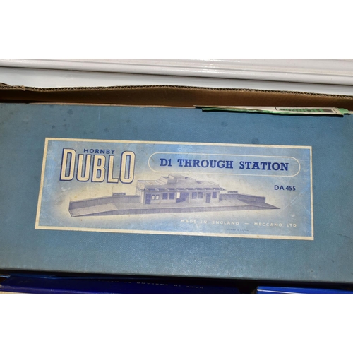 202 - A QUANTITY OF BOXED AND UNBOXED HORNBY DUBLO ROLLING STOCK AND ACCESSORIES, to include boxed D1 Thro... 