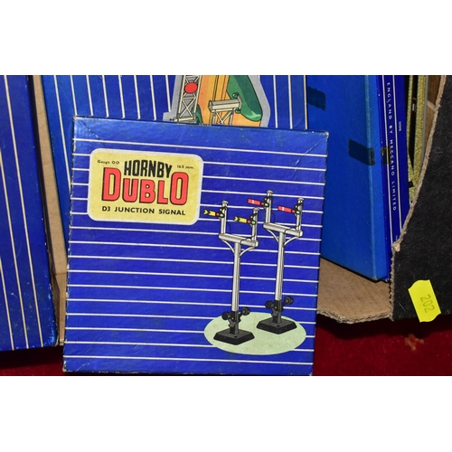 202 - A QUANTITY OF BOXED AND UNBOXED HORNBY DUBLO ROLLING STOCK AND ACCESSORIES, to include boxed D1 Thro... 