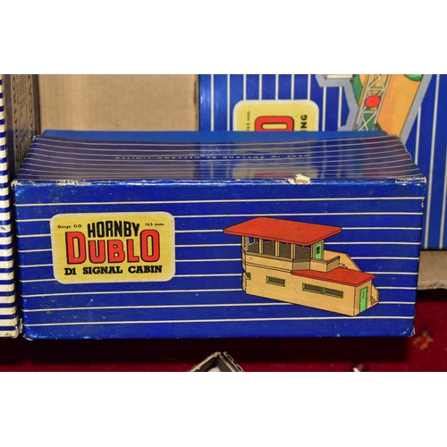 202 - A QUANTITY OF BOXED AND UNBOXED HORNBY DUBLO ROLLING STOCK AND ACCESSORIES, to include boxed D1 Thro... 