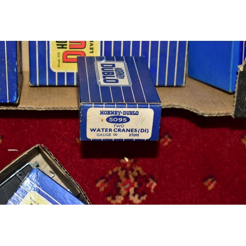 202 - A QUANTITY OF BOXED AND UNBOXED HORNBY DUBLO ROLLING STOCK AND ACCESSORIES, to include boxed D1 Thro... 