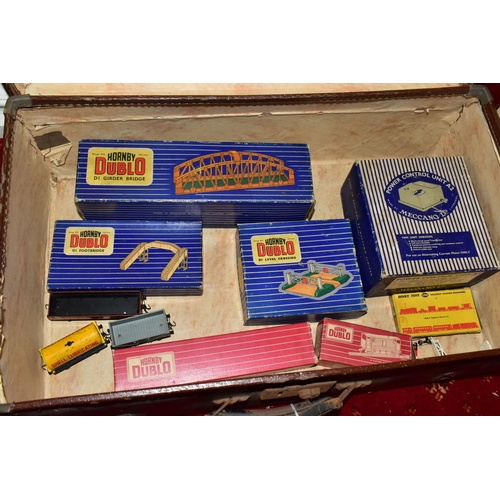 203 - A QUANTITY OF BOXED HORNBY DUBLO ROLLING STOCK AND ACCESSORIES, to include boxed and unboxed rolling... 