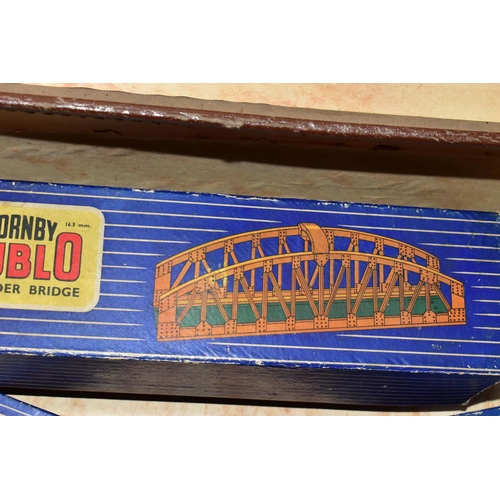 203 - A QUANTITY OF BOXED HORNBY DUBLO ROLLING STOCK AND ACCESSORIES, to include boxed and unboxed rolling... 