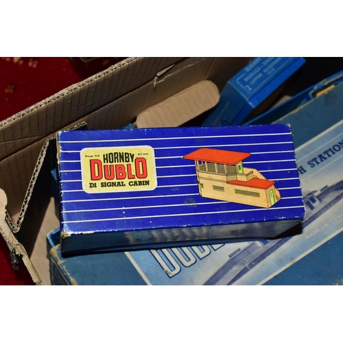 204 - A QUANTITY OF BOXED AND UNBOXED MAINLY HORNBY DUBLO ROLLING STOCK, ACCESSORIES AND TRACK,  to includ... 