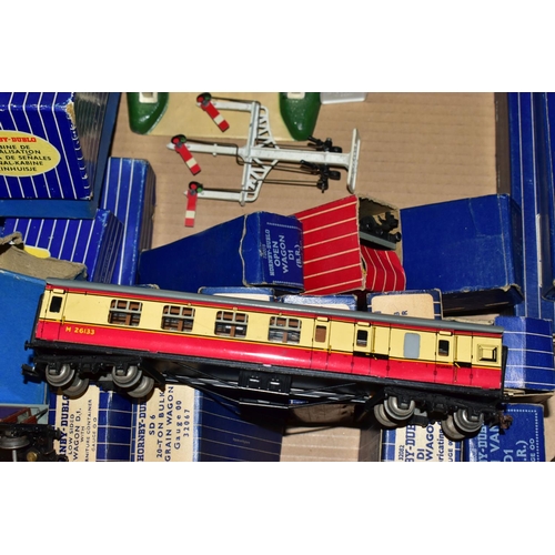 204 - A QUANTITY OF BOXED AND UNBOXED MAINLY HORNBY DUBLO ROLLING STOCK, ACCESSORIES AND TRACK,  to includ... 