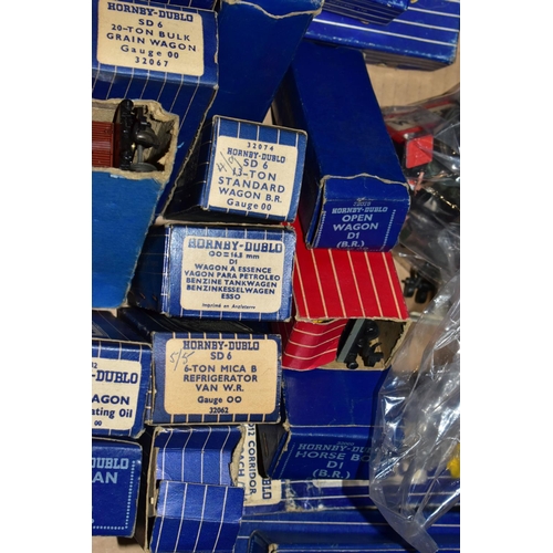 204 - A QUANTITY OF BOXED AND UNBOXED MAINLY HORNBY DUBLO ROLLING STOCK, ACCESSORIES AND TRACK,  to includ... 