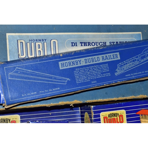 204 - A QUANTITY OF BOXED AND UNBOXED MAINLY HORNBY DUBLO ROLLING STOCK, ACCESSORIES AND TRACK,  to includ... 