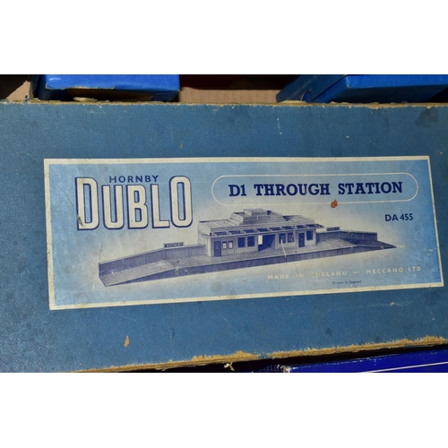 204 - A QUANTITY OF BOXED AND UNBOXED MAINLY HORNBY DUBLO ROLLING STOCK, ACCESSORIES AND TRACK,  to includ... 