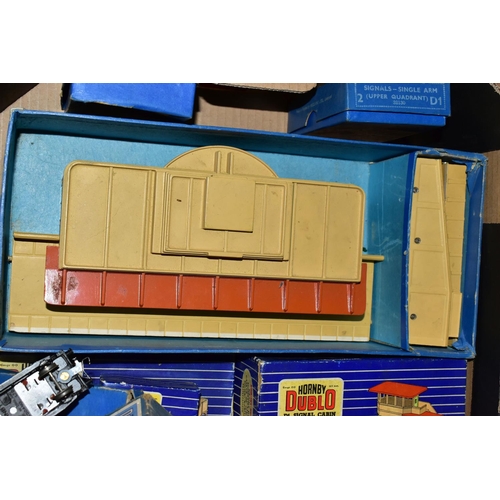 204 - A QUANTITY OF BOXED AND UNBOXED MAINLY HORNBY DUBLO ROLLING STOCK, ACCESSORIES AND TRACK,  to includ... 