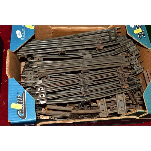 205 - A QUANTITY OF UNBOXED AND ASSORTED HORNBY O GAUGE MODEL RAILWAY ITEMS, to include No.40 tank locomot... 