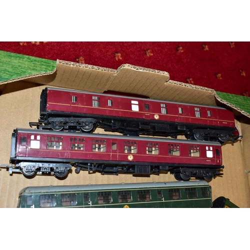 207 - AN UNBOXED ANBRICO OO GAUGE HAND BUILT CRAVENS CLASS 105 THREE CAR D.M.U., unnumbered in B.R. green ... 