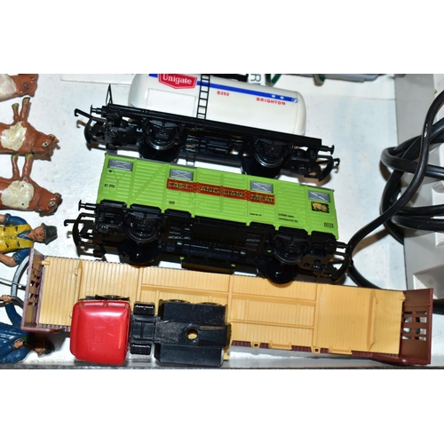 208 - A QUANTITY OF BOXED AND UNBOXED OO AND HO GAUGE MODEL RAILWAY ITEMS, to include Hornby class 101 Hol... 