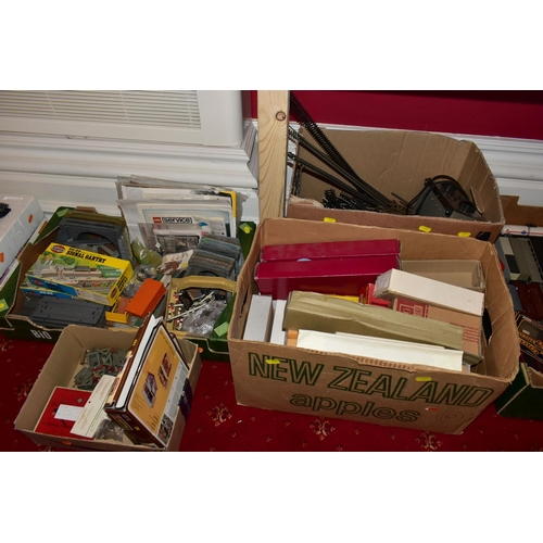 209 - A QUANTITY OF ASSORTED BOXED AND UNBOXED OO AND HO GAUGE LINESIDE AND SCENIC ACCESSORIES, to include... 