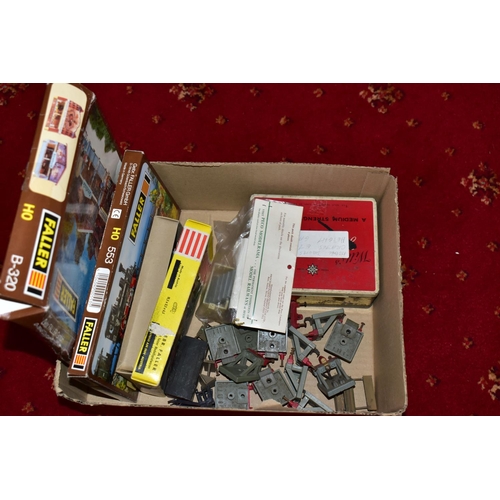 209 - A QUANTITY OF ASSORTED BOXED AND UNBOXED OO AND HO GAUGE LINESIDE AND SCENIC ACCESSORIES, to include... 