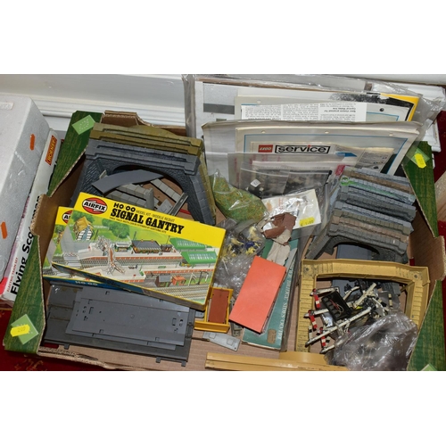 209 - A QUANTITY OF ASSORTED BOXED AND UNBOXED OO AND HO GAUGE LINESIDE AND SCENIC ACCESSORIES, to include... 