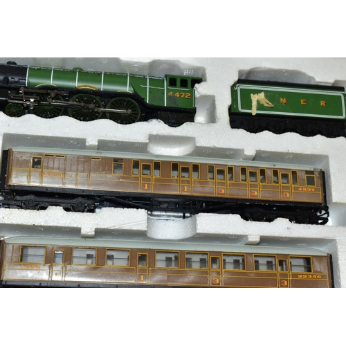 210 - A BOXED HORNBY RAILWAYS OO GAUGE FLYING SCOTSMAN TRAIN SET, No.R1039, comprising said class A3 locom... 