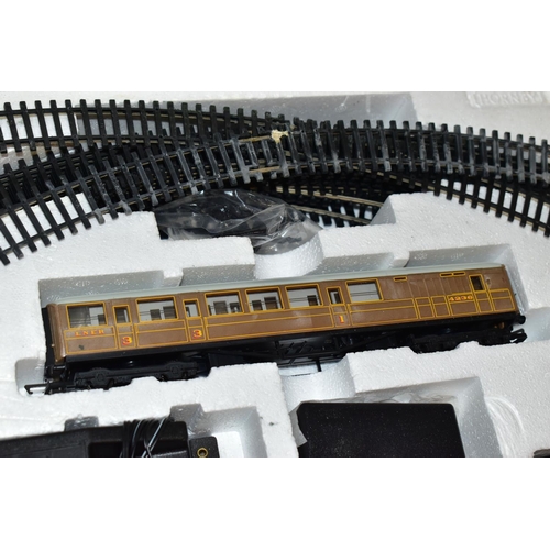 210 - A BOXED HORNBY RAILWAYS OO GAUGE FLYING SCOTSMAN TRAIN SET, No.R1039, comprising said class A3 locom... 