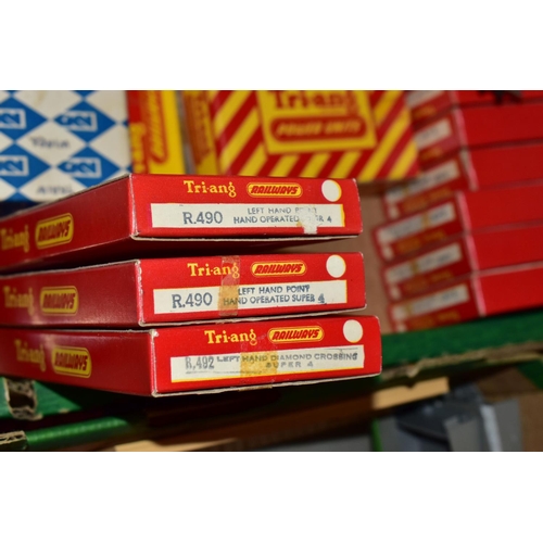 212 - A QUANTITY OF BOXED AND UNBOXED TRI-ANG AND TRI-ANG HORNBY OO GAUGE MODEL RAILWAY ROLLING STOCK, ACC... 