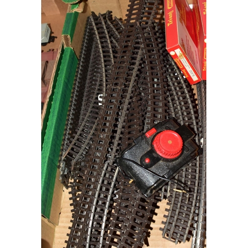 212 - A QUANTITY OF BOXED AND UNBOXED TRI-ANG AND TRI-ANG HORNBY OO GAUGE MODEL RAILWAY ROLLING STOCK, ACC... 