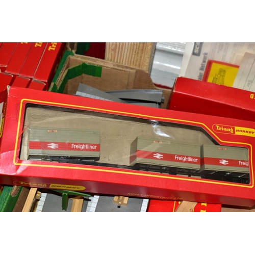 212 - A QUANTITY OF BOXED AND UNBOXED TRI-ANG AND TRI-ANG HORNBY OO GAUGE MODEL RAILWAY ROLLING STOCK, ACC... 