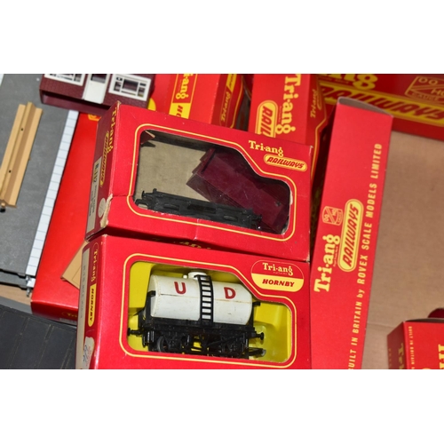 212 - A QUANTITY OF BOXED AND UNBOXED TRI-ANG AND TRI-ANG HORNBY OO GAUGE MODEL RAILWAY ROLLING STOCK, ACC... 