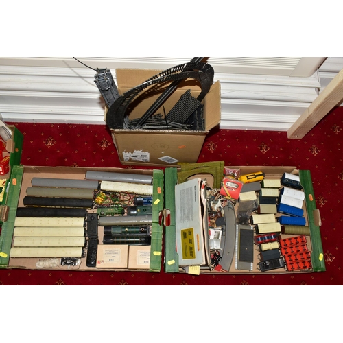 213 - A QUANTITY OF MAINLY UNBOXED OO GAUGE MODEL RAILWAY ITEMS, locomotives to include Hornby A4 class 'M... 