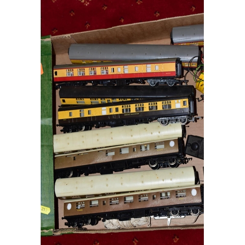 213 - A QUANTITY OF MAINLY UNBOXED OO GAUGE MODEL RAILWAY ITEMS, locomotives to include Hornby A4 class 'M... 