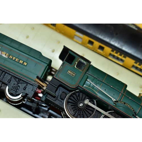 213 - A QUANTITY OF MAINLY UNBOXED OO GAUGE MODEL RAILWAY ITEMS, locomotives to include Hornby A4 class 'M... 