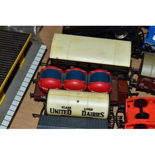 213 - A QUANTITY OF MAINLY UNBOXED OO GAUGE MODEL RAILWAY ITEMS, locomotives to include Hornby A4 class 'M... 