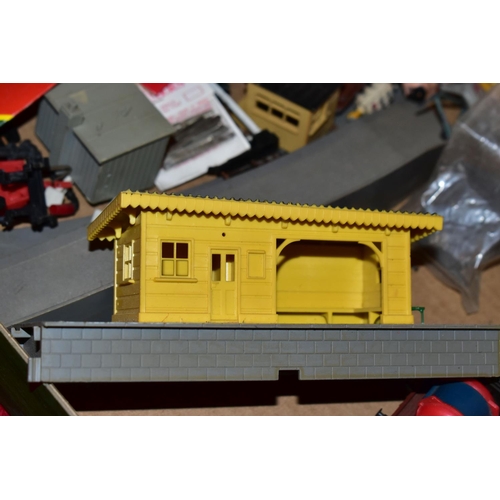 213 - A QUANTITY OF MAINLY UNBOXED OO GAUGE MODEL RAILWAY ITEMS, locomotives to include Hornby A4 class 'M... 