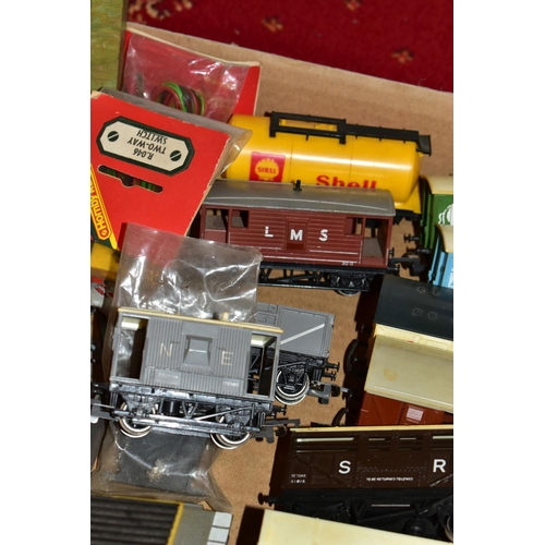 213 - A QUANTITY OF MAINLY UNBOXED OO GAUGE MODEL RAILWAY ITEMS, locomotives to include Hornby A4 class 'M... 