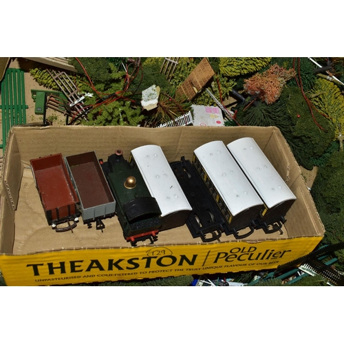 215 - A QUANTITY OF UNBOXED AND ASSORTED OO GAUGE MODEL RAILWAY ITEMS, to include class 101 tank locomotiv... 