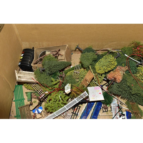 215 - A QUANTITY OF UNBOXED AND ASSORTED OO GAUGE MODEL RAILWAY ITEMS, to include class 101 tank locomotiv... 