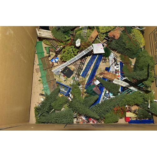 215 - A QUANTITY OF UNBOXED AND ASSORTED OO GAUGE MODEL RAILWAY ITEMS, to include class 101 tank locomotiv... 