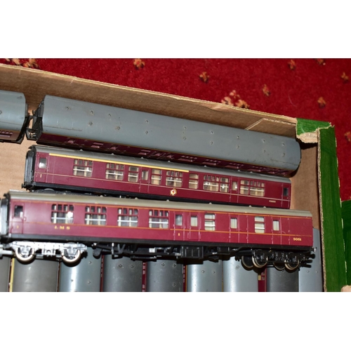 220 - A QUANTITY OF UNBOXED AND ASSORTED OO GAUGE MODEL RAILWAY ROLLING STOCK AND BOXED AND UNBOXED LINESI... 