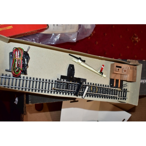 220 - A QUANTITY OF UNBOXED AND ASSORTED OO GAUGE MODEL RAILWAY ROLLING STOCK AND BOXED AND UNBOXED LINESI... 