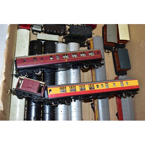 220 - A QUANTITY OF UNBOXED AND ASSORTED OO GAUGE MODEL RAILWAY ROLLING STOCK AND BOXED AND UNBOXED LINESI... 